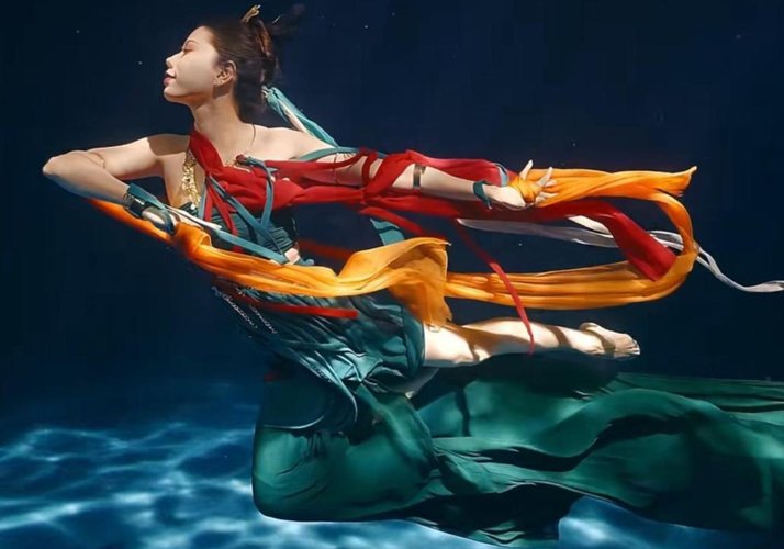一舞成名：何灏浩的惊艳水下舞蹈之路