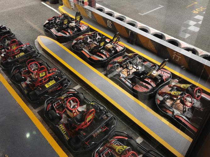 想玩极速赛车？快来下载最新版极速赛车手游戏！