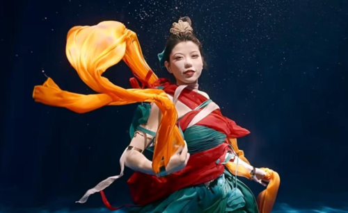 一舞成名：何灏浩的惊艳水下舞蹈之路