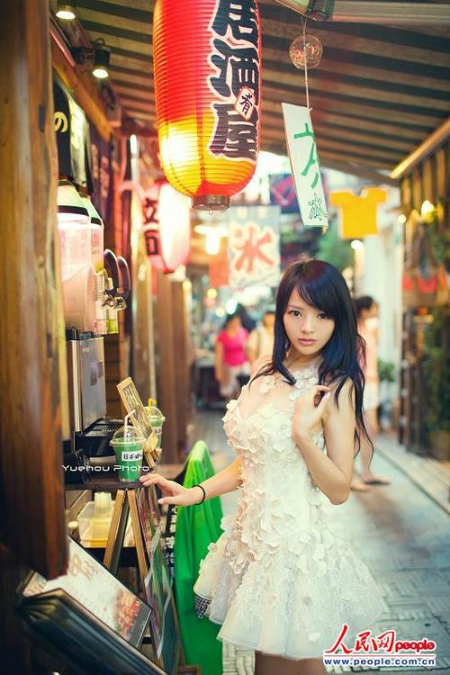 李玲扮演雅典娜：一段关于美丽与争议的故事