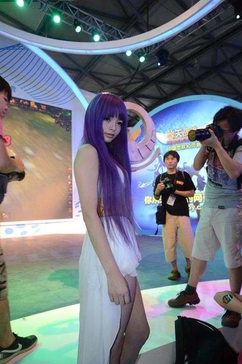 李玲扮演雅典娜：一段关于美丽与争议的故事