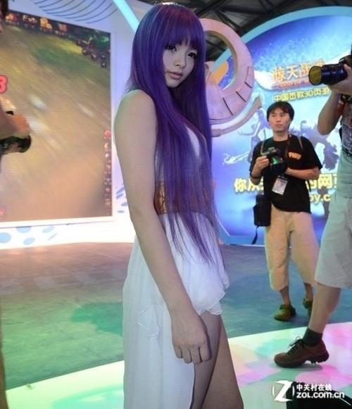 李玲扮演雅典娜：一段关于美丽与争议的故事