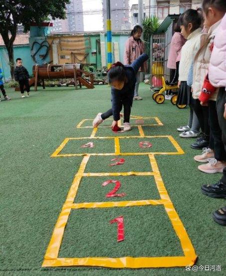 儿童跳房子游戏：寓教于乐，快乐童年
